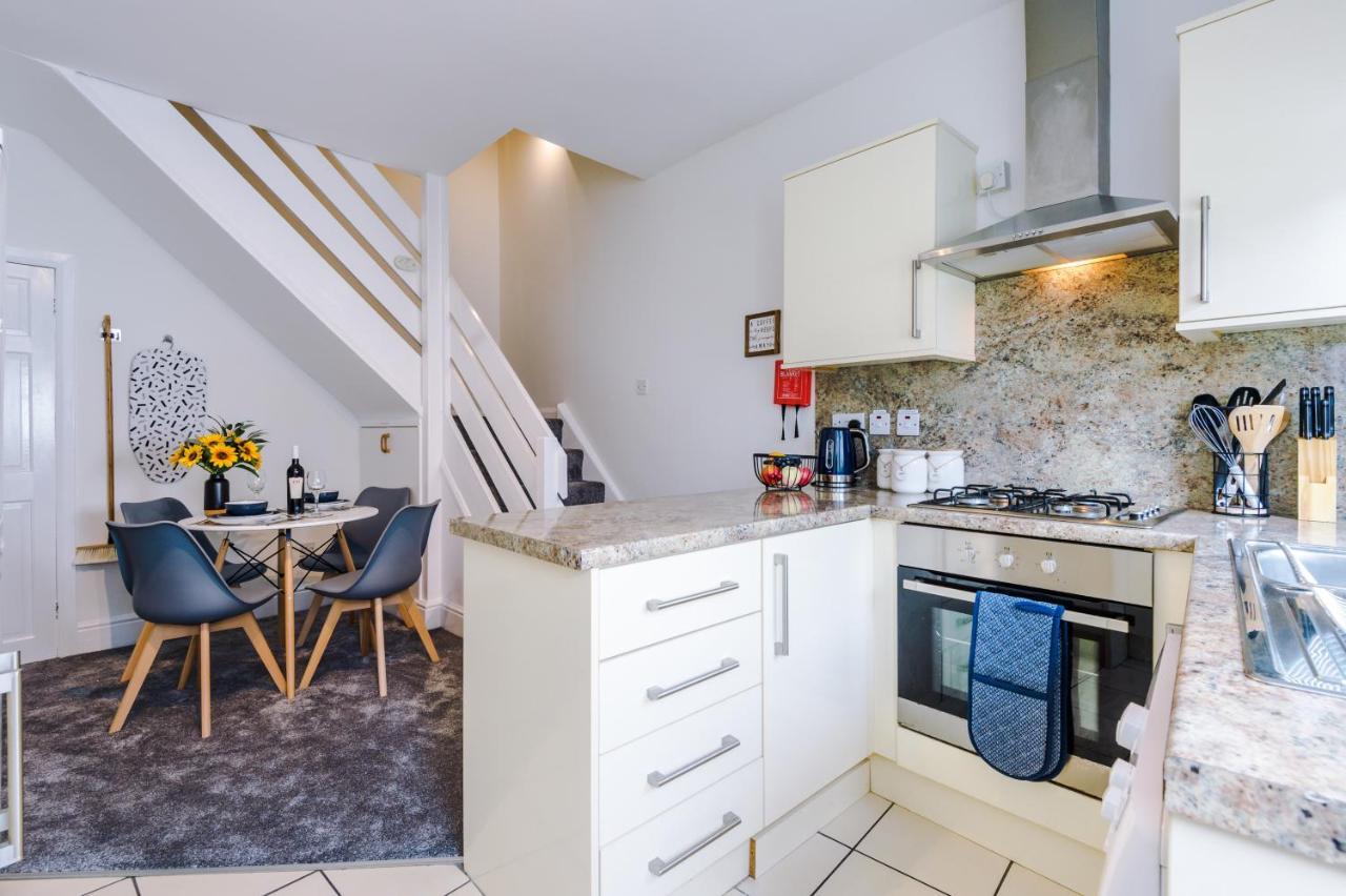 Bright 2-Bed Cottage In Chester By 53 Degrees Property, Ideal For Couples & Small Groups, City Centre - Sleeps 6 Екстер'єр фото